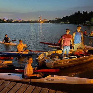 Спортсмены вместе с директором и тренером зажгли свечи в память о погибщих